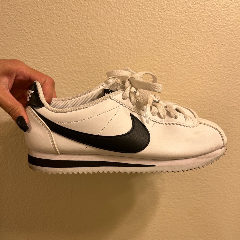 6 1/2 Nike Cortez shoes still in amazing condition!